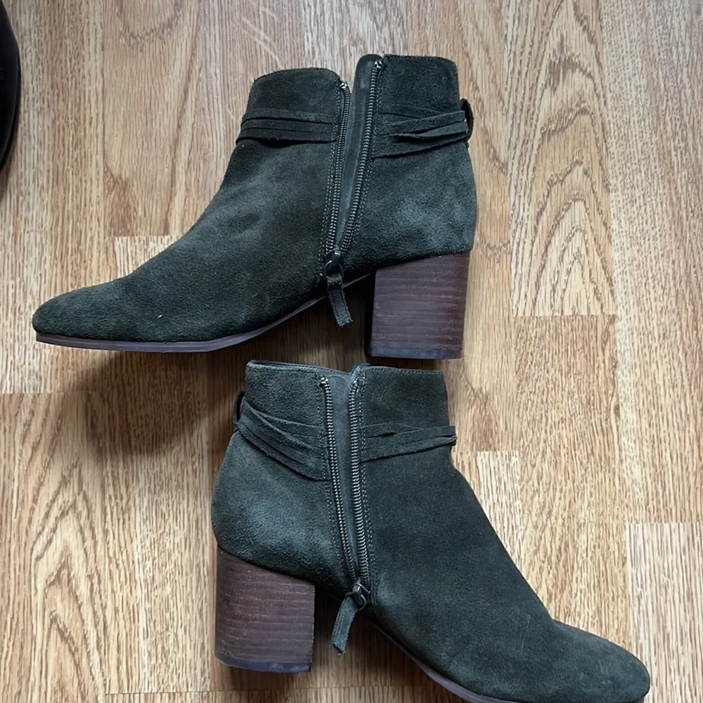 Violet & Red Jenna Suede Ankle Booties Olive Green Size 7.5 Stacked Heel